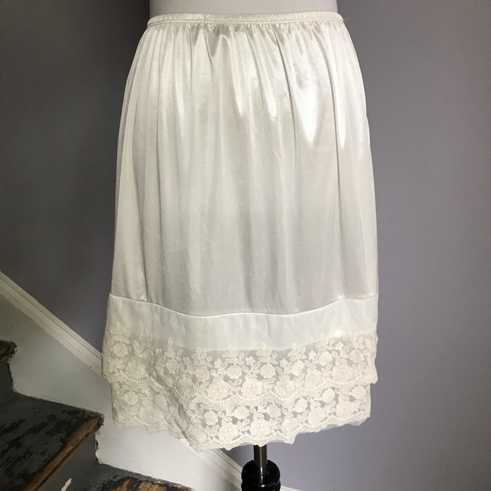 Elastic waist slip with lace ruffle
